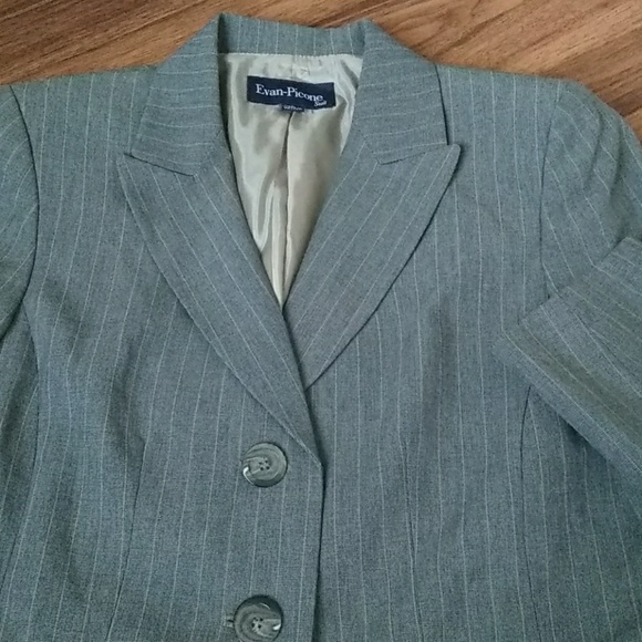 Suit - Picture 2 of 6